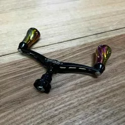 2021 Squid Mania MAD CROW 100 Limited Edition ALL BLACK FF (Aurora Gold) -Spinning Reels Sales MadCrowxSquidManiaxLivreAuroraDoubleHandleFF scaled